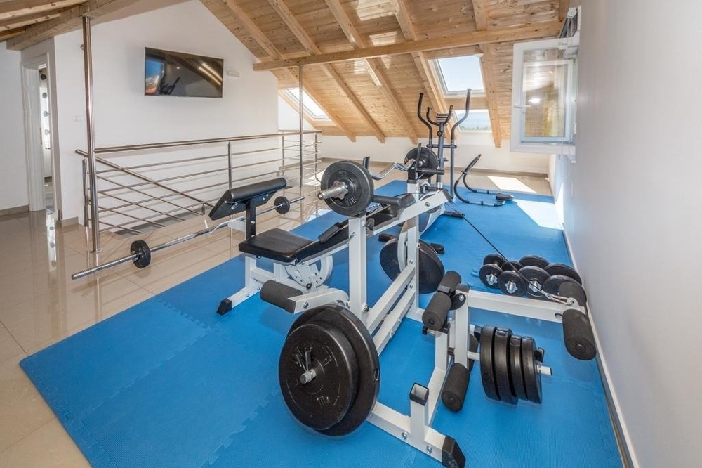 Edzőterem felszerelésekkel a tetőtérben, Trogir régióban.