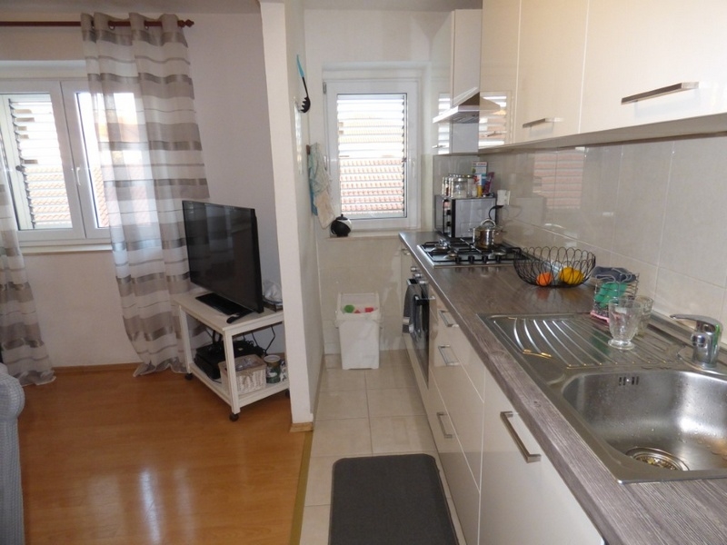 Konyha funkcionális bútorokkal.