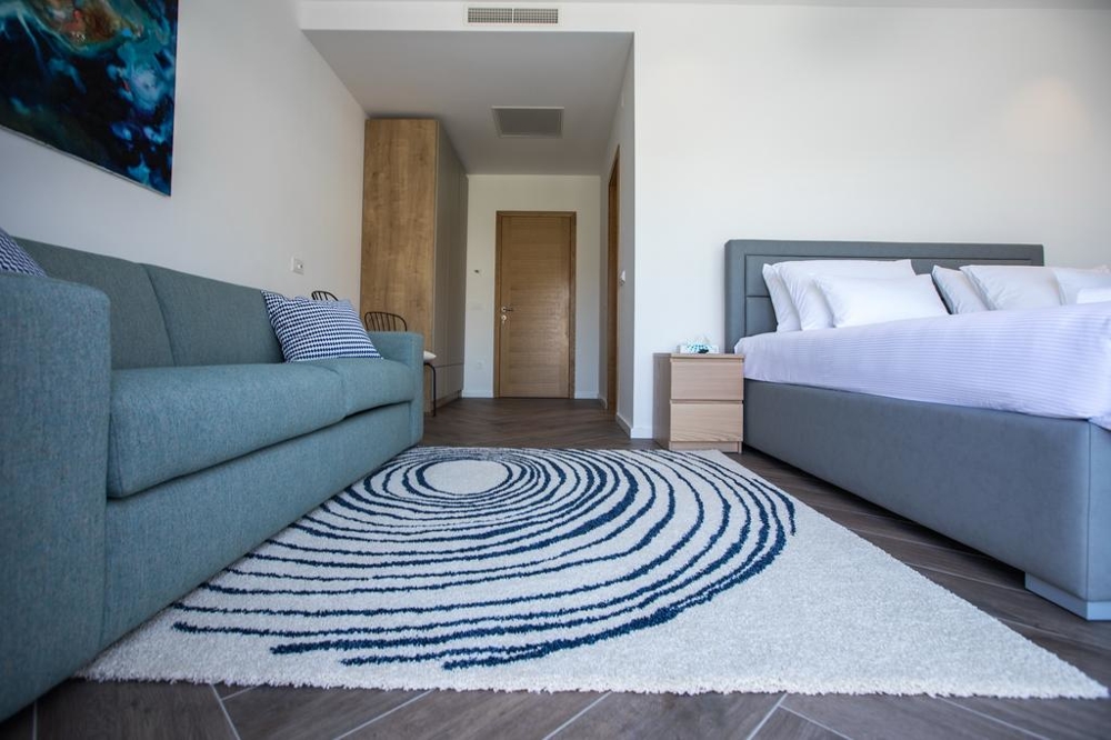 Modern bútorok a Dubrovnik melletti Villa H1489 belsejében.