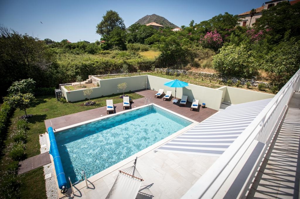 Kilátás a nappalira és a medencés teraszra.