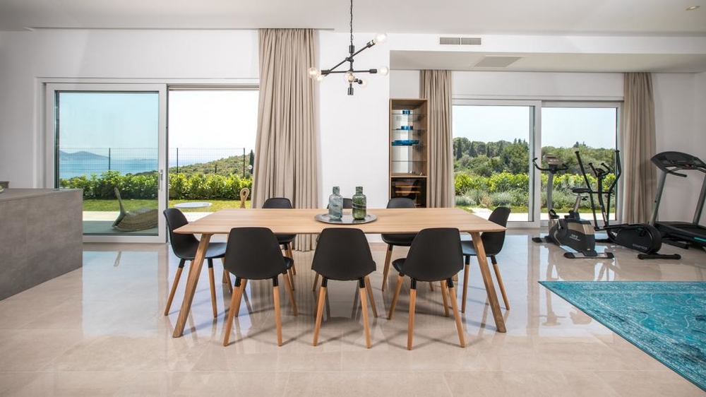 Kép egy hálószobáról, erkéllyel és kilátással a tengerre - Panorama Scouting.