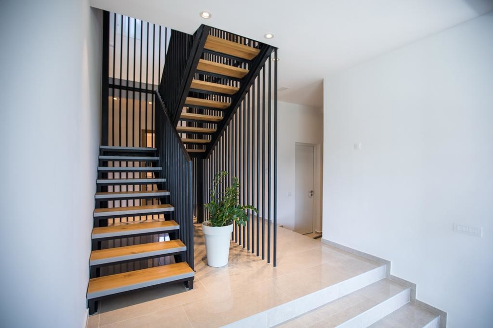 Fürdőszoba zuhanykabinnal, káddal, WC-vel és bidével.