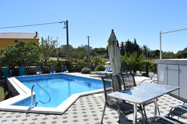 Kilátás a horvátországi medence és kert társalgójából.