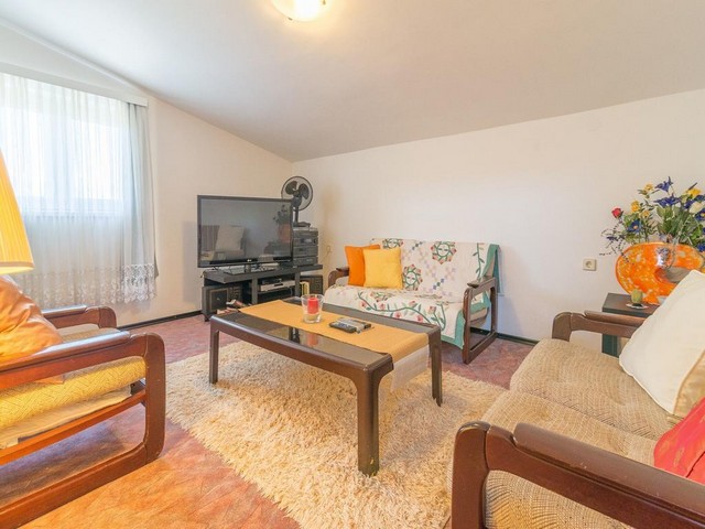 Kilátás a nappaliból kanapéval és asztallal a Zadar régióban.