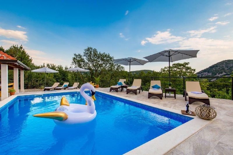 A H1531-es ingatlan úszómedencéje Horvátországban, Crikvenica közelében, a Kvarner-öbölben.