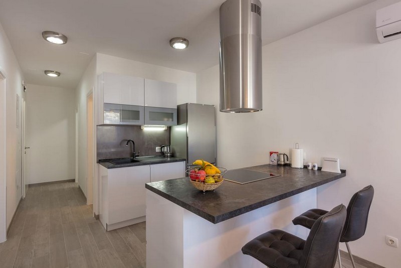 Étkező és modern konyha a H1569-es házhoz, a Rogoznica régióban, Horvátországban.