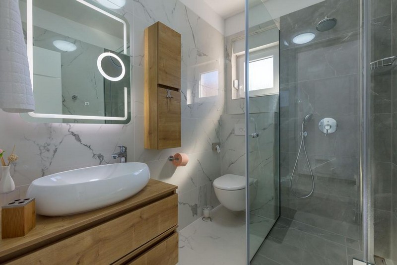 Bútorozott fürdőszoba.