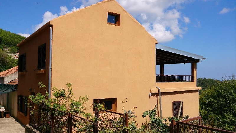 Kilátás az utcáról a bejáratra és a ház oldalára - vásároljon családi házat Horvátországban.