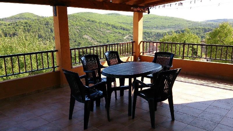 Kilátás a fedett erkélyre, ahonnan gyönyörű kilátás nyílik az idilli környezetre.