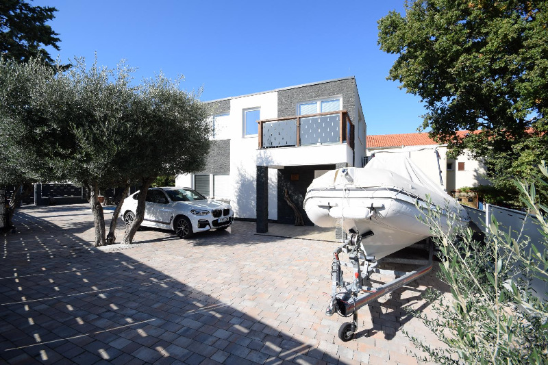 Kilátás a horvátországi H1596 ház parkolóira.