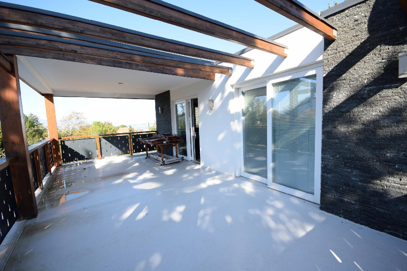 Terasz pergolával és rengeteg hellyel.