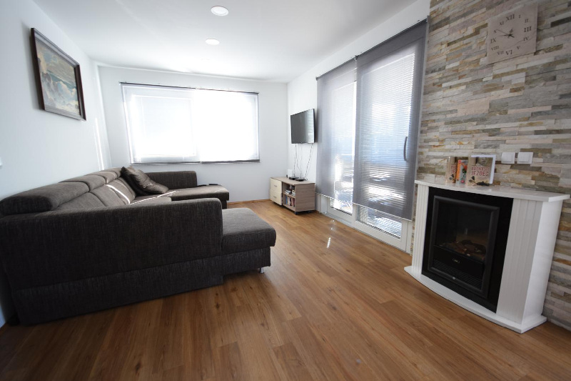 Lakóterület és kijárat a H1596 ingatlan teraszára.