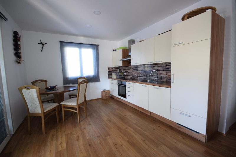 Horvátországi H1596 ingatlan felszerelt konyhája.