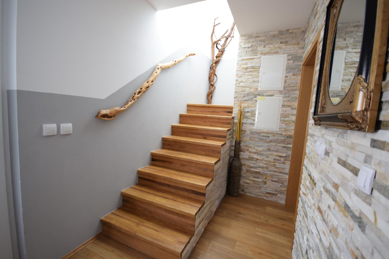 Belső lépcső vezet a H1596, Malinska ingatlan felső emeletére.
