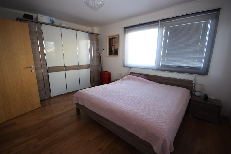 Az egyik hálószoba a ház felső szintjén.