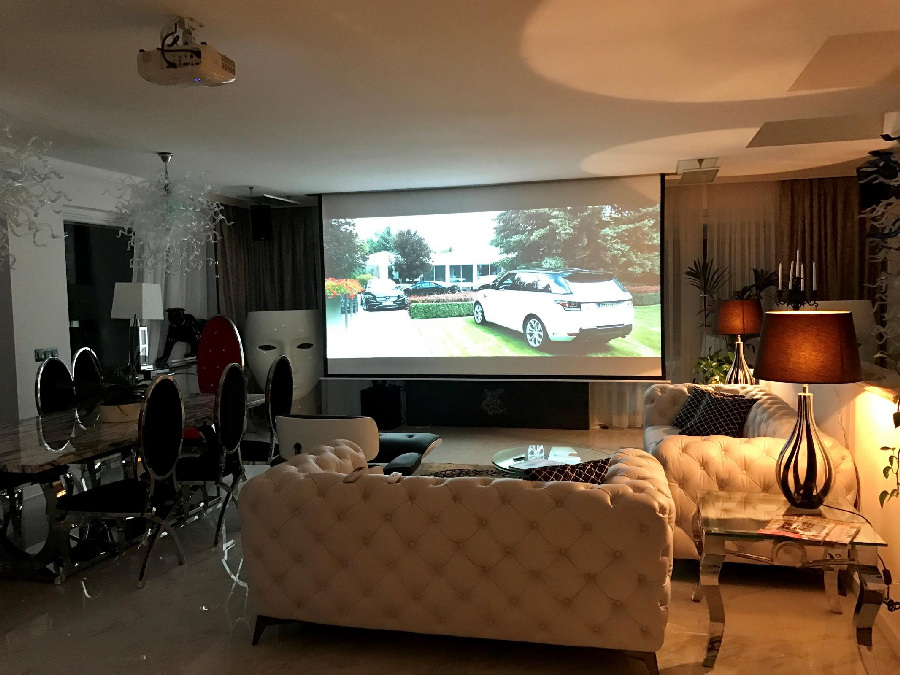 A villa egyik hálószobája franciaággyal és tengerre néző nagy ablakkal rendelkezik.