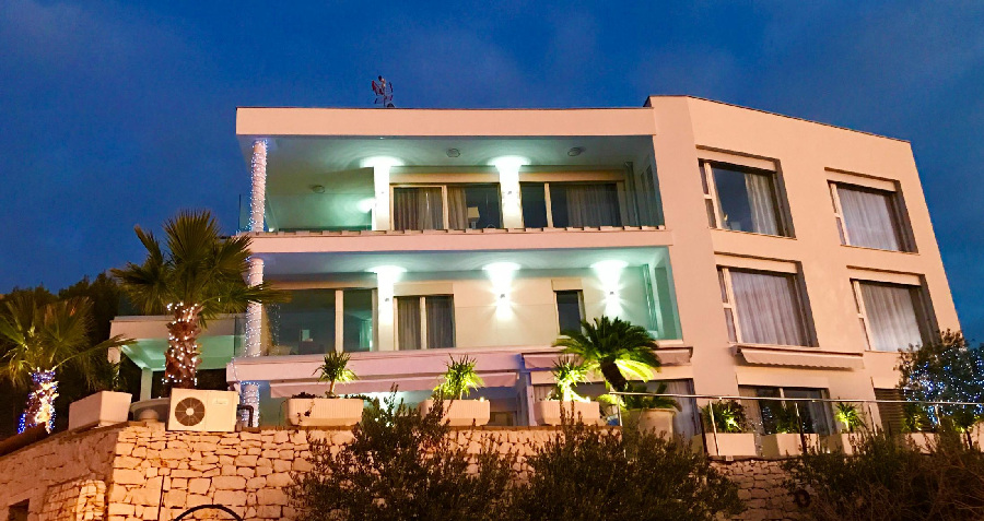 Kilátás a fürdőszoba szabadon álló kádjára Split régióban.