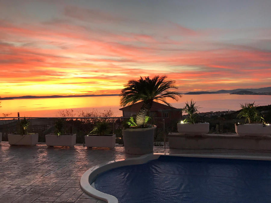 Kilátás az utcáról a villa csendes helyen - vásároljon bérházat Horvátországban.