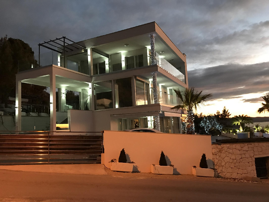 Fedett terasz pezsgőfürdővel - villa eladó Horvátországban.