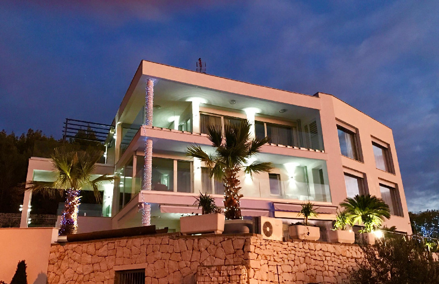 Egy nappali a H1604 ingatlanban egy nagy kanapéval.