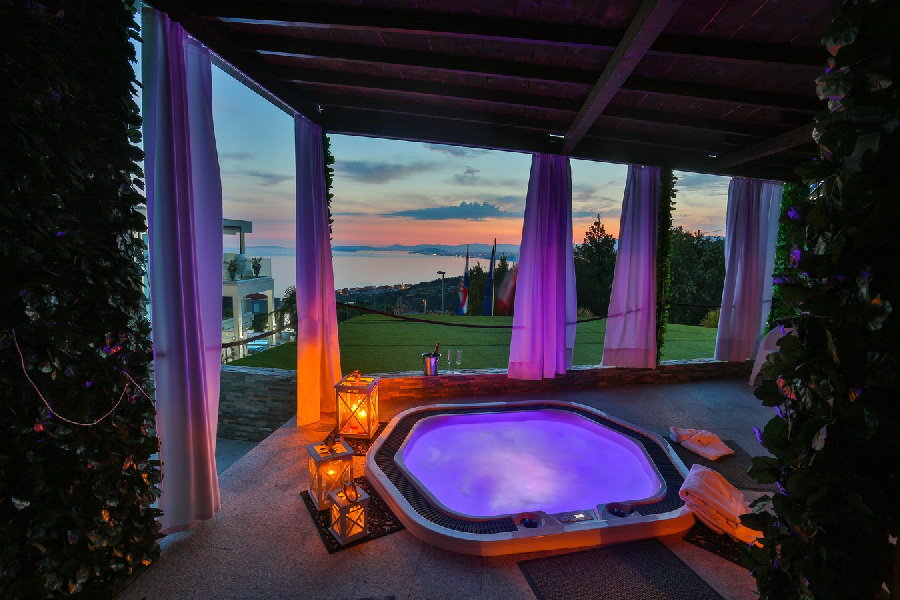 Kilátás a nappali- és étkezősarokra, nagy képernyővel filmnézéshez.