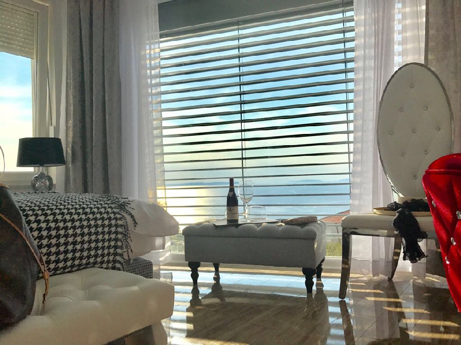 A nappaliban mesterséges kandalló található - vásároljon bérházat Horvátországban.