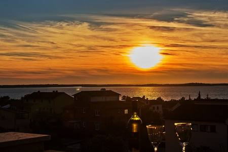 Kilátás az erkélyről a környező területre és a tengerre Pula régióban.