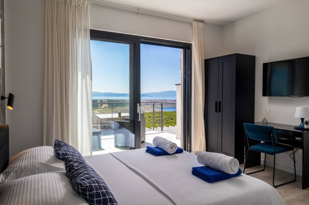 Hívogató medence éjszaka.