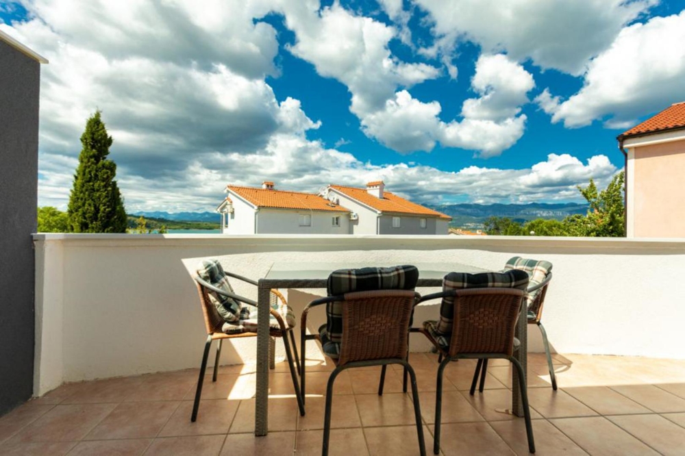 Tágas terasz, kilátással a tengerre.