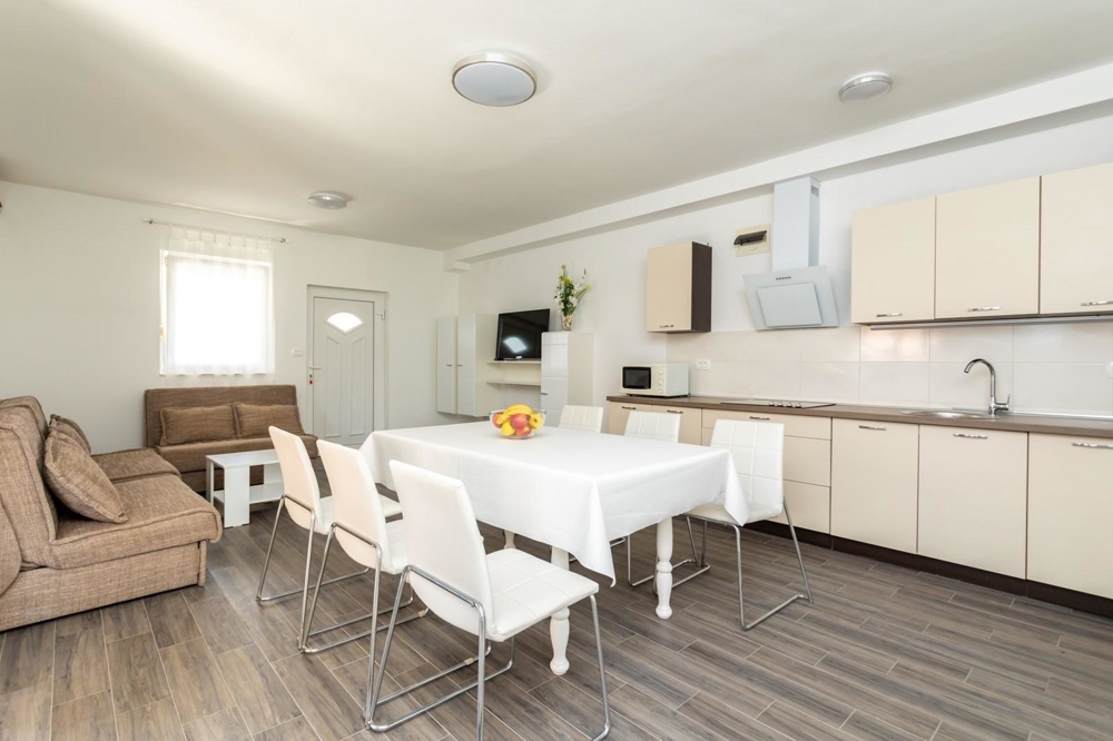 A horvátországi Krk-i H1656-os ingatlan nappali- és étkezőrésze - Panorama Scouting.