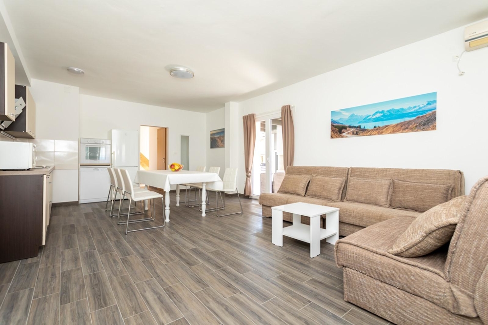 A H1656-os ház bútorozott lakóterülete eladó Horvátországban, Soline közelében, Krk szigetén.