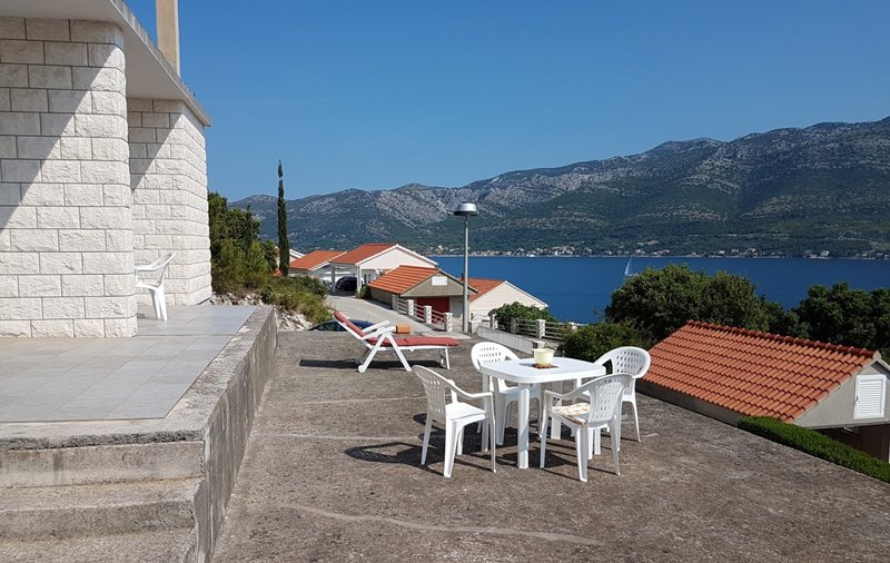 Terasz gyönyörű kilátással a tengerre - ingatlan Horvátországban.