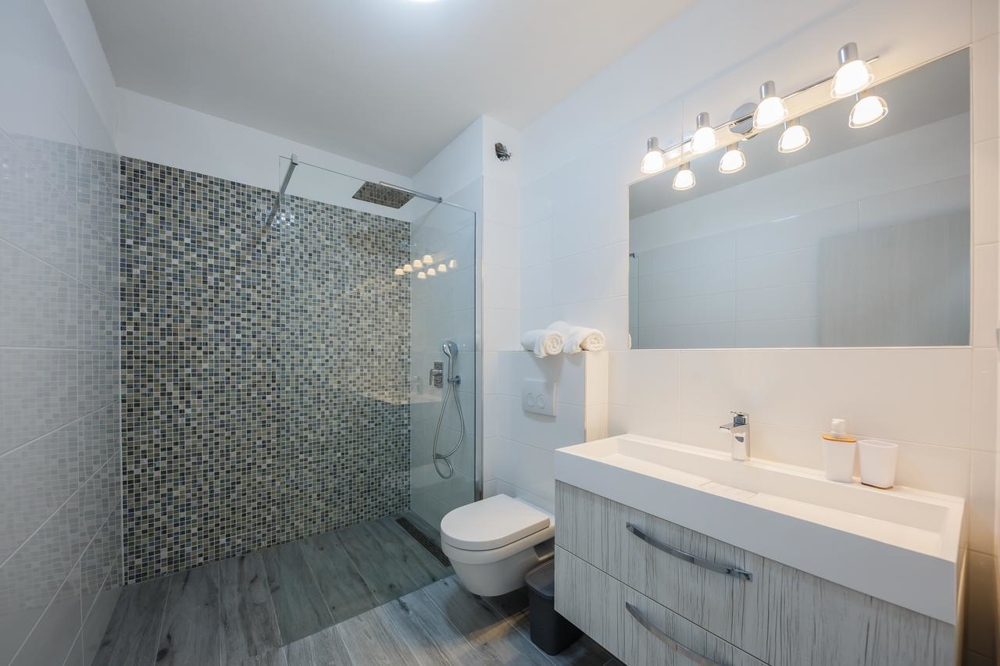 A Villa H1658 modern fürdőszobája, Panorama Scouting.