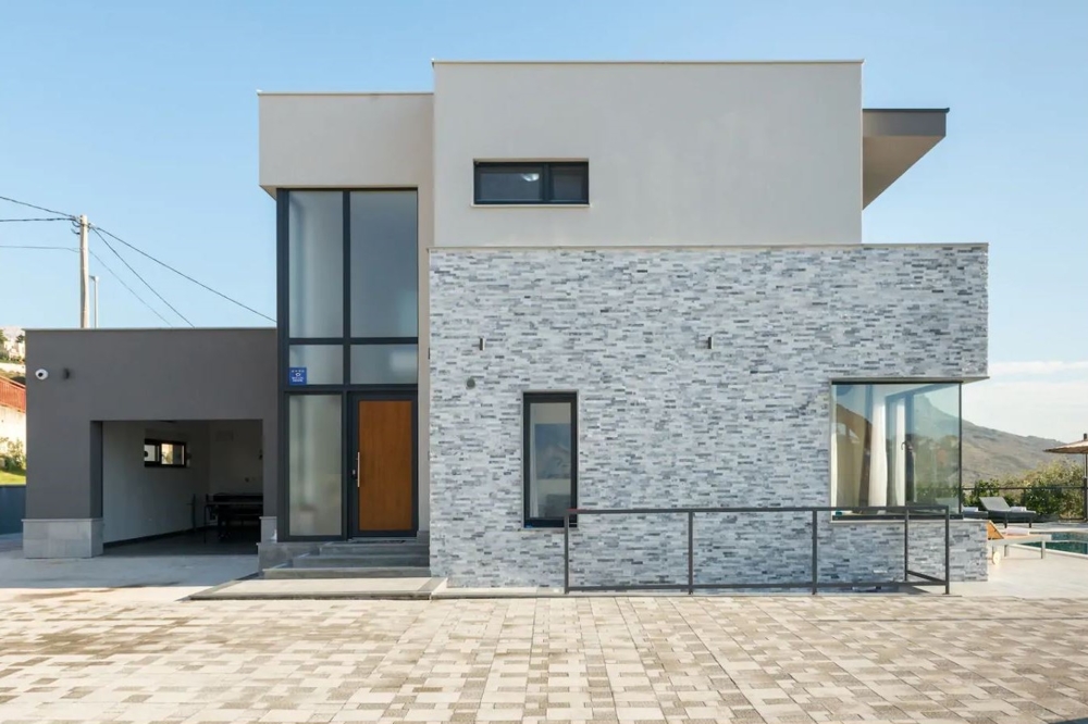 Oldalnézetből modern villa H1658 eladó Splitben, Horvátországban.