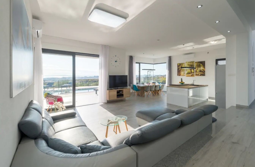 A H1658 ingatlan modern berendezésű lakóterülete Horvátországban, Split régióban - Panorama Scouting.