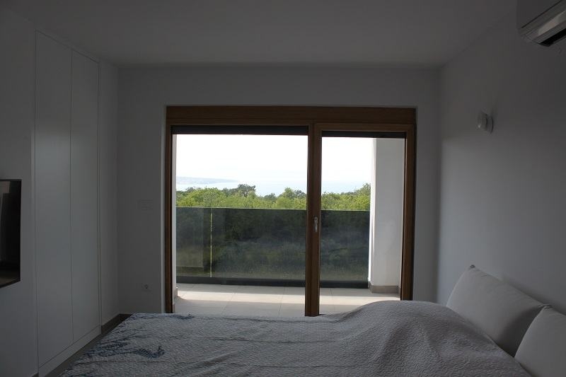 Kilátás a tengerre a horvátországi Malinska közelében található H1671 Villa hálószobájából.