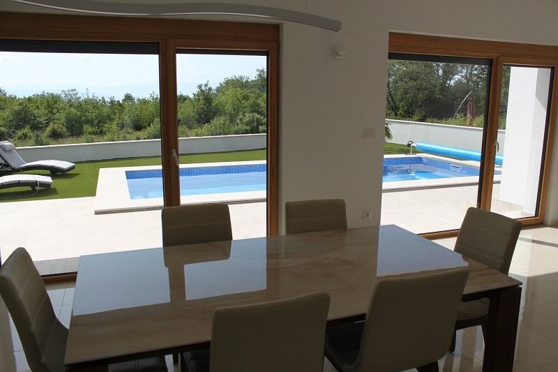 Étkező és kilátás a H1671, Malinska ingatlan teraszára.