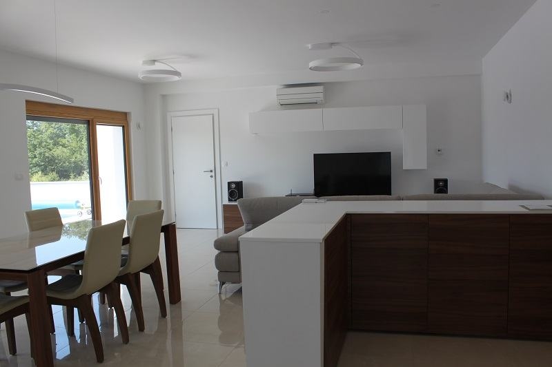 A Krk szigetén lévő Malinskában eladó H1671 villa konyhája és étkezője.