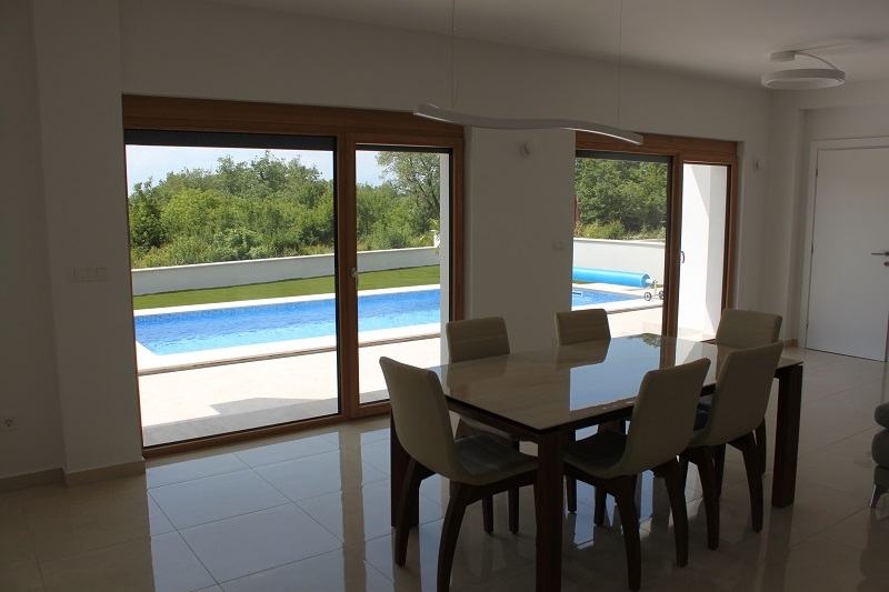 Kilátás a medencére és a kertre.