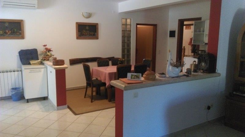 Nappali konyhával és étkezővel az isztriai H1678 ingatlanban - Panorama Scouting.