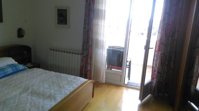 Hálószoba kijárattal a H1678, Isztriai ingatlan teraszára.