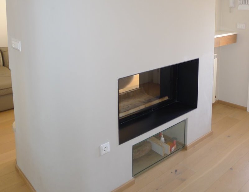 Kandalló a villa nappalijában.