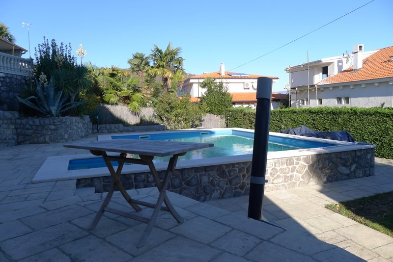 A Villa H1679 úszómedencéje Abbáziában - Panorama Scouting Real Estate.