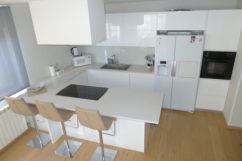 A Villa H1679 modern, nyitott konyhája Abbáziában.