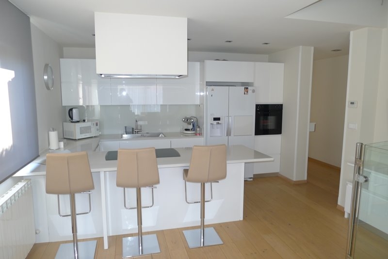 A H1679-es villa étkezője és konyhája eladó Horvátországban.