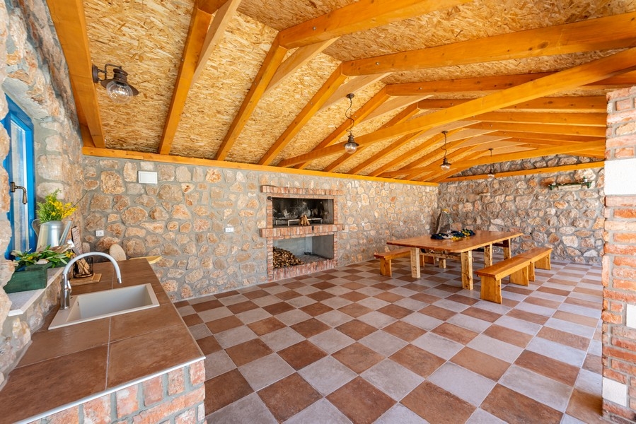 Gyönyörűen kialakított konyha étkezővel a kertben