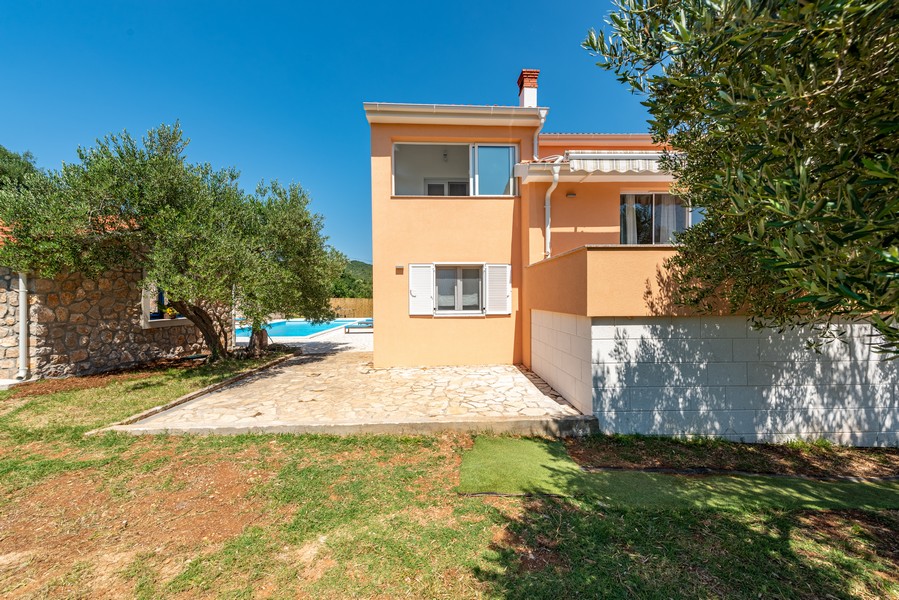 Ház nagy telekkel és medencével