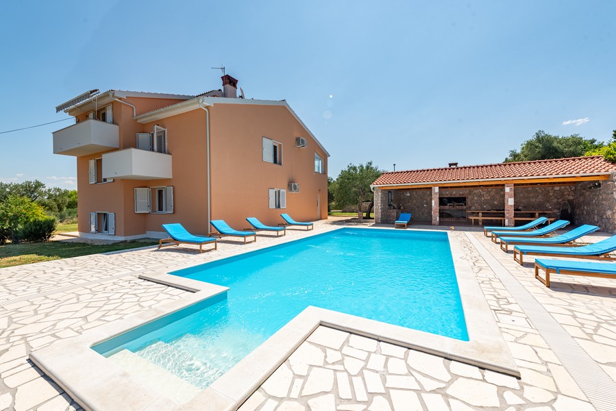 Vásároljon házat egy csendes helyen, medencével Horvátországban