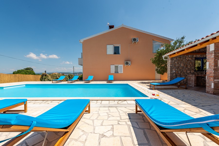 Fantasztikus kert medencével