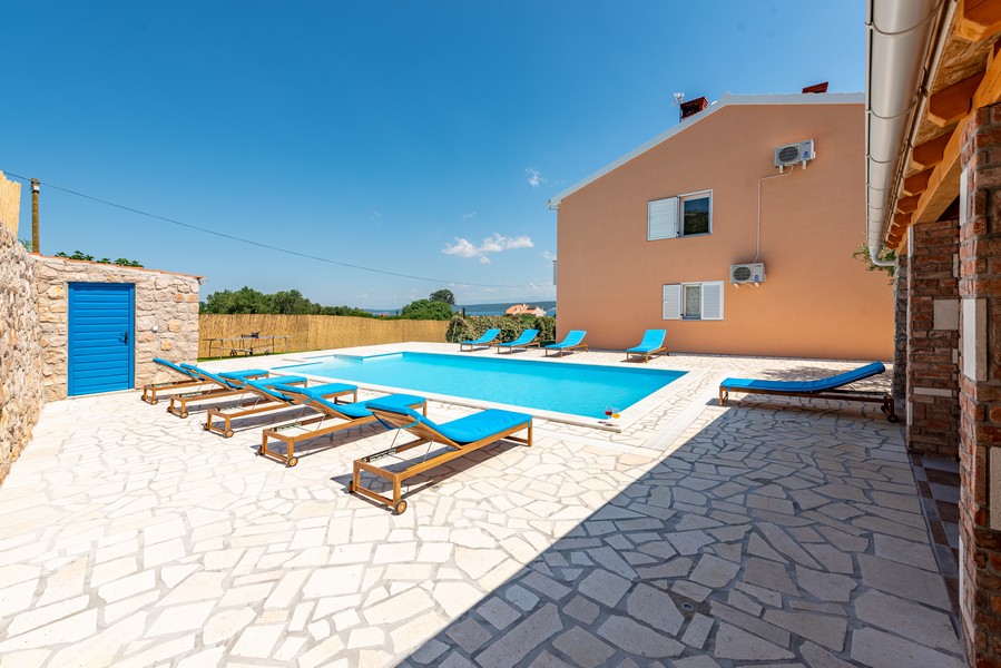 Fedett terasz a kertben